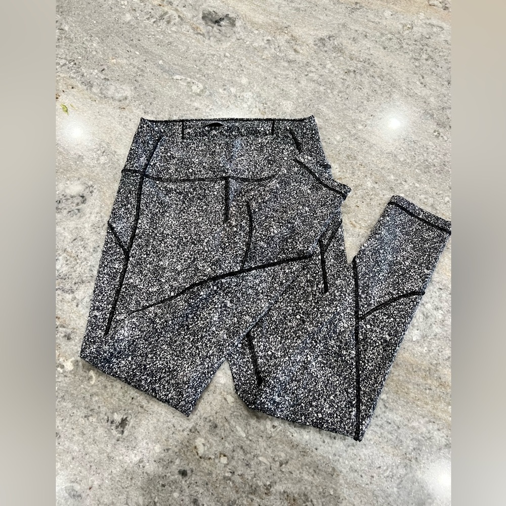 Black and White Lululemon Legging